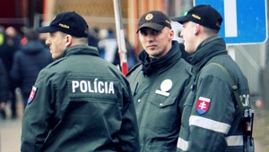 Policajt môže byť v uniforme aj mimo služby, nemá len menovku