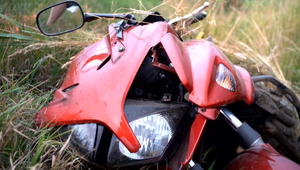 Motorkárovi vbehla do cesty srna. Po tvrdom náraze sa ešte desiatky metrov šmýkal