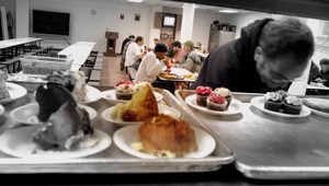 Študentom gymnázia nechutilo jedlo z jedálne, objednávali si z reštaurácie