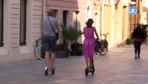 Ľudí v mestách obchádzajú kolobežkári čoraz viac. Podľa zákona nepatria na cestu, sú to chodci