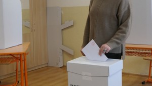 Doplňujúce voľby starostu v Petržalke sú zatiaľ pokojné. Prišiel aj 101-ročný volič