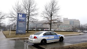 Policajt šteklil nebohého na nohe, teraz je na nútenej dovolenke