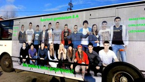 Originálny nápad! Maturitné tablo zavesili študenti na autobus