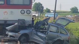 Tragické ráno na železnici. Mladý vodič vošiel autom pod vlak, ten ho tlačil 300 metrov