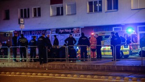 Muž dobodal troch policajtov, jeden zraneniam podľahol