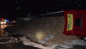 Totálny kolaps na diaľnici D1. Prevrátený kamión spôsobil kilometrové kolóny