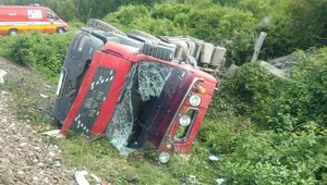 Nákladiak sa zrazil s vlakom. Zranený vodič ostal zaseknutý v prevrátenom aute