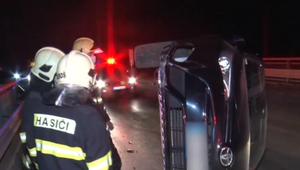 FOTO: Kuriózna nehoda. "Trochu" si vypil a skončil s autom na boku