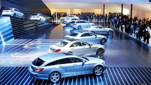 Šumy na autosalóne. Automobilky sa majú zatvárať