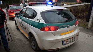 Opitý Ján najskôr spôsobil nehodu, potom zranil policajta