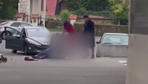 Mladá žena na verejnosti dokopala invalidného dôchodcu. Jeho manželke aj údajne nadávala