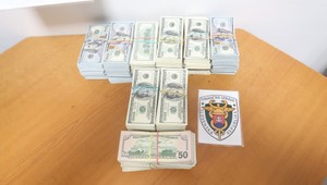 Colníci neverili vlastným očiam. V palubnej doske našli takmer pol milióna