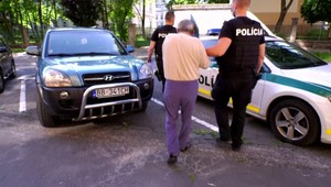 Chcel brutálne zavraždiť exmanželku a svojho syna postrelil. Muž (68) z Banskej Štiavnice poputoval do väzby