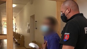 Muž vrazil susedovi mačetu do chrbta. Pred súdom sa rozplakal