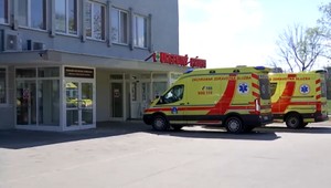 Zrazil cyklistku a ušiel. Žena v nemocnici bojuje o život