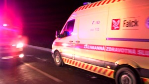 Mladík skončil pod kolesami auta. Oživovať ho museli dve posádky záchranárov