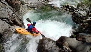 VIDEO: Blázni na kajaku zdolávajú nebezpečné vodopády!