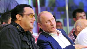 Seagal už nie je tým, kým býval. Zložil ho ruský zápasník