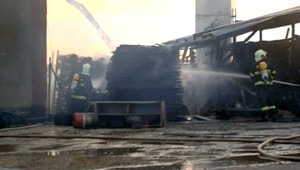 Ničivý požiar v Spišskom Štvrtku. Zhorela dielňa, aj skládka dreva