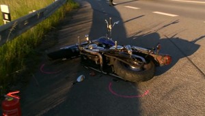 Vodič auta narazil do motorky, nehoda mala vážne následky