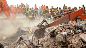 Z trosiek zrútenej továrne vyslobodili mladíka. Príbuzní si ho pomýlili