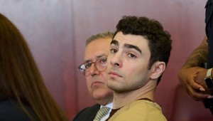 Luigi Mangione, podozrivý z vraždy šéfa poisťovne už nečelí obvineniu z terorizmu