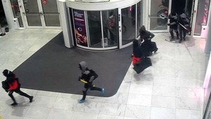 Polmiliónová krádež šperkov v Bratislave, polícia prosí o pomoc