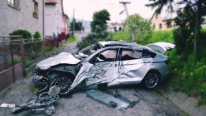 Smrteľná havária v Klenovci: Náraz do stĺpa stál vodiča život