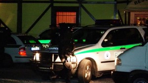 Pozabíjam vás všetkých! 15-ročný Róm mieril pištoľou na policajtov