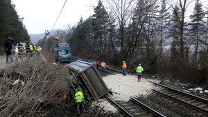 Meškanie vlakov a zrušené linky. Dôvodom bol štrk na trati po nehode