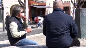 Niektorým okresom prudko poskočili počty nových pozitívnych prípadov. Stačil na to autobusový zájazd či oslava