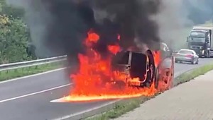 V poslednej chvíli stihli zastaviť a vyskočiť z auta. To na horskom priechode vzbĺklo počas jazdy