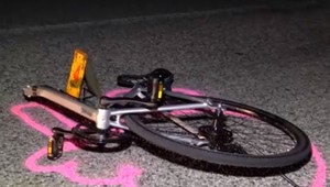 Cyklistka, ktorú pri Bystranoch zrazil vodič, zomrela. Pri živote ju udržiavali prístroje