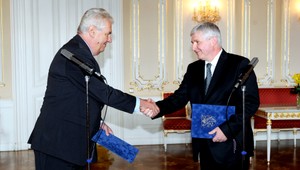 Česko má termín predčasných volieb, Zeman určil október