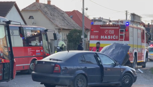 Pri zrážke autobusu a osobného auta sa zranili viacerí ľudia