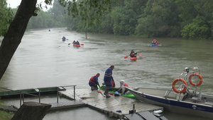 Plné vrecia na vode: Dobrovoľníci zbierali odpad z hladiny Bodrogu