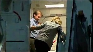 VIDEO: Clintonová spadla na nos! A nebola sama