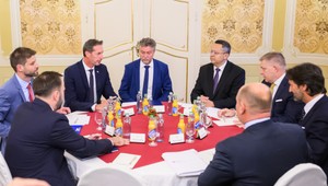 Opozícia kritizuje vládu: Pri konsolidácii by mala hľadať úspory na strane štátu