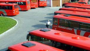 Cestujúci pozor! Letné šetrenie odstavio autobusy