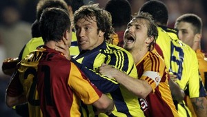 Istanbulské derby sa premenilo na boxérsky ring