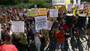 Vzbura v školách. Aj učitelia chcú brať o 300 € viac