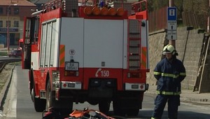 Nehoda motorkára v Bratislave: Na rušnej ceste vrazil do auta