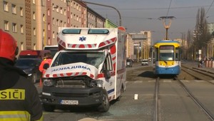 Po zrážke sanitky s električkou skončili v nemocnici záchranári