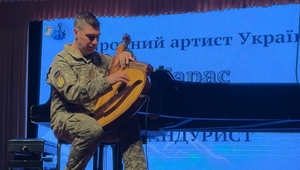 Hudba z frontu: Ukrajinský vojak Taras hrá so svetovými ikonami