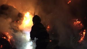 Hasiči zlikvidovali požiar v bytovke: Štyria zranení, vyšetrovanie pokračuje