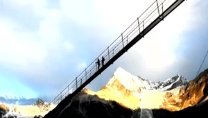 FOTO: Otvorili najdlhší visiaci most pre chodcov. Pohľad z neho je úchvatný