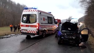 Pri zrážke dodávky s autom sa zranilo sedem ľudí. Jeden z nich hlavou rozbil čelné sklo