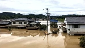 Ničivé dažde si vyžiadali už 81 obetí. Ľudia mávali na vrtuľníky zo striech