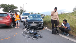 Turisti do cieľa nedocestovali. Ich jazda v protismere sa skončila nehodou