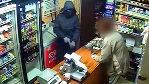 Predavačka sa nezľakla a prekvapila lupičov, tí utiekli